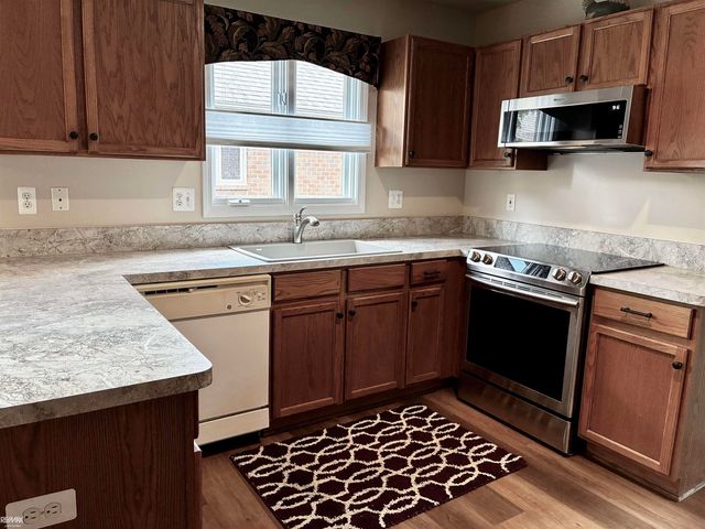 40135 Streamwood Court, Sterling Heights, MI 48310