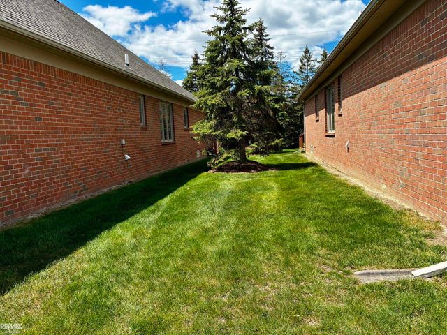 40135 Streamwood Court, Sterling Heights, MI 48310