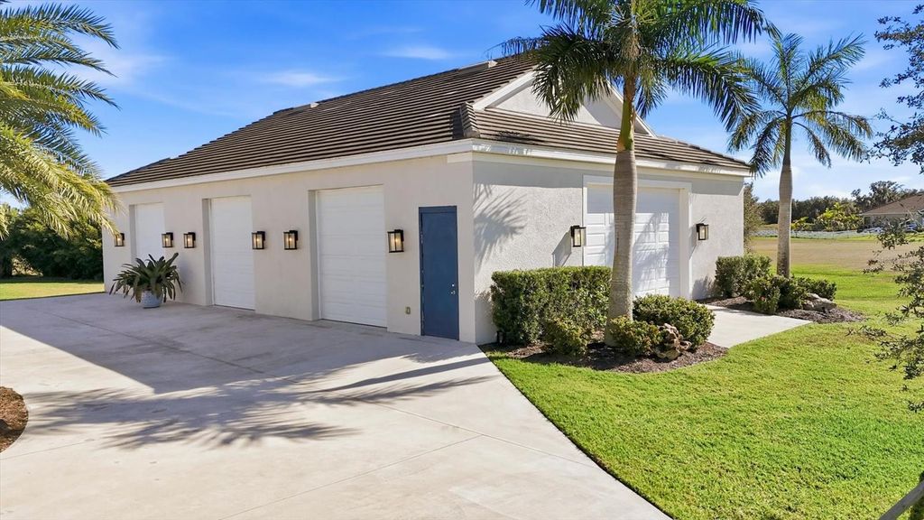 Image 5 of property listing at 3467 COMPOUND COURT, Sarasota, FL 34240