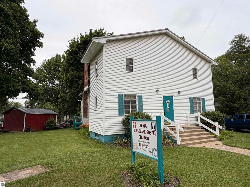 Image 1 of property listing at 1117 Michigan Avenue, Alma, MI 48801