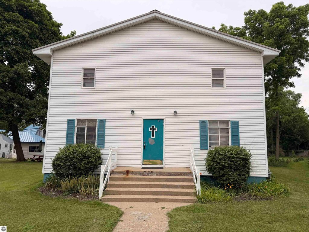Image 2 of property listing at 1117 Michigan Avenue, Alma, MI 48801