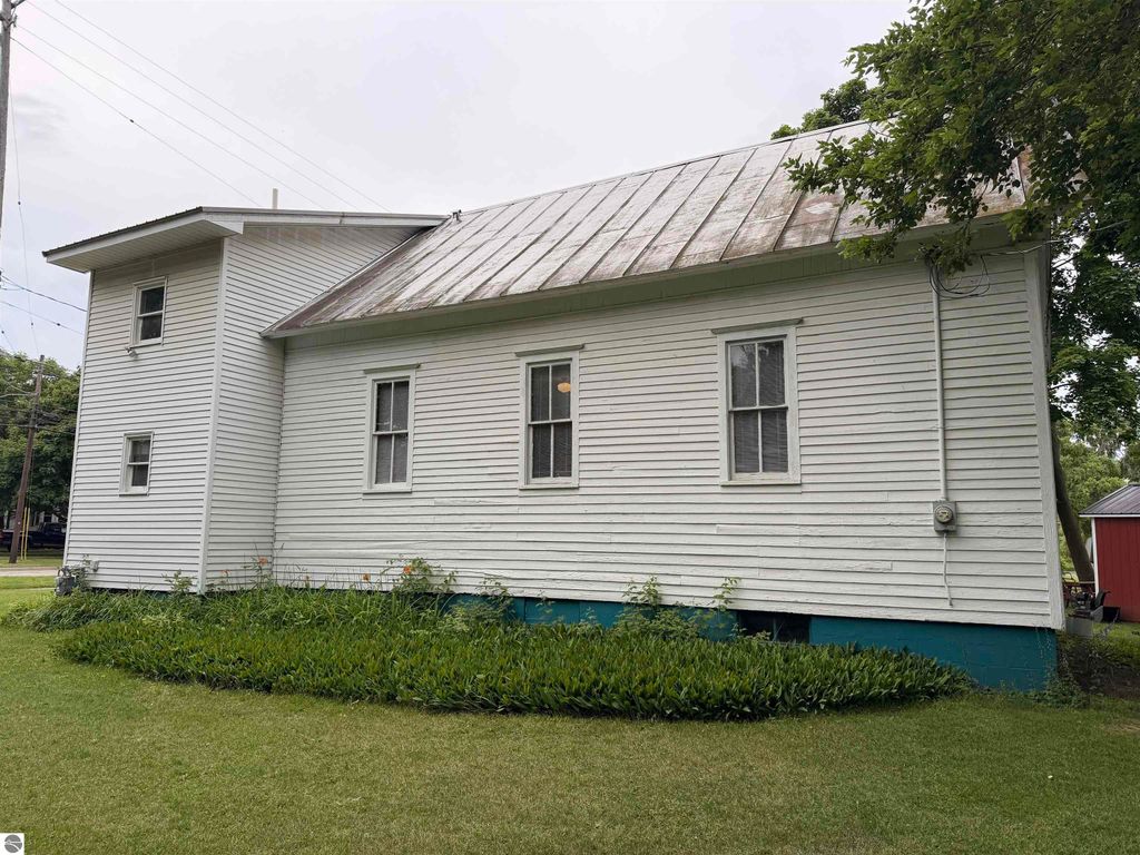 Image 3 of property listing at 1117 Michigan Avenue, Alma, MI 48801