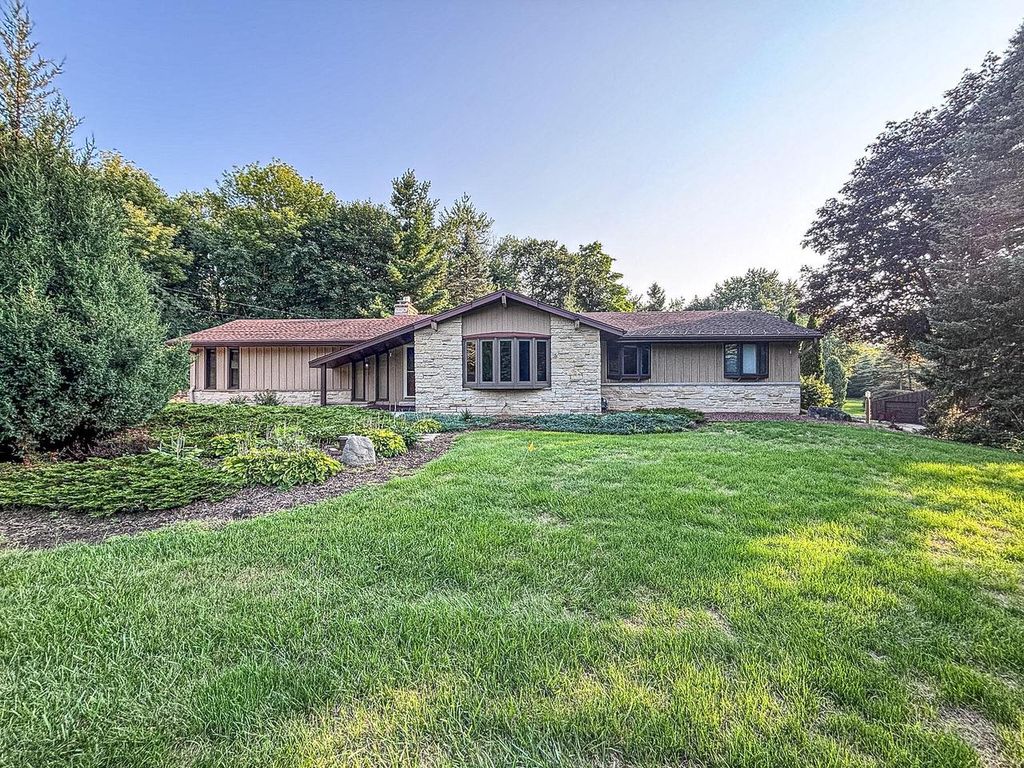 W228S5955 Arrow Ridge ROAD, Waukesha, WI 53189