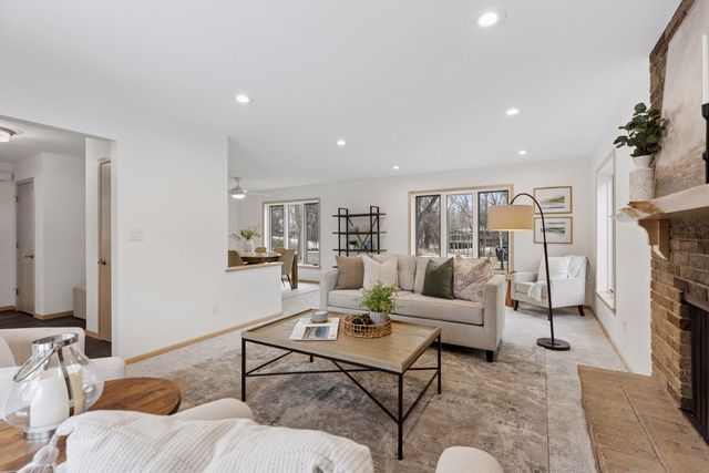 972 Lydia Drive W, Roseville, MN 55113