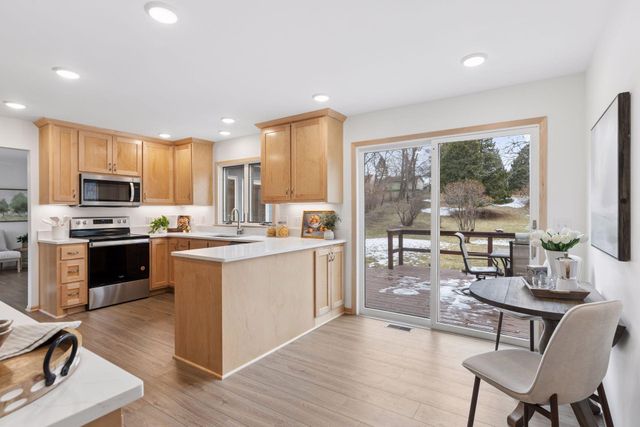 972 Lydia Drive W, Roseville, MN 55113