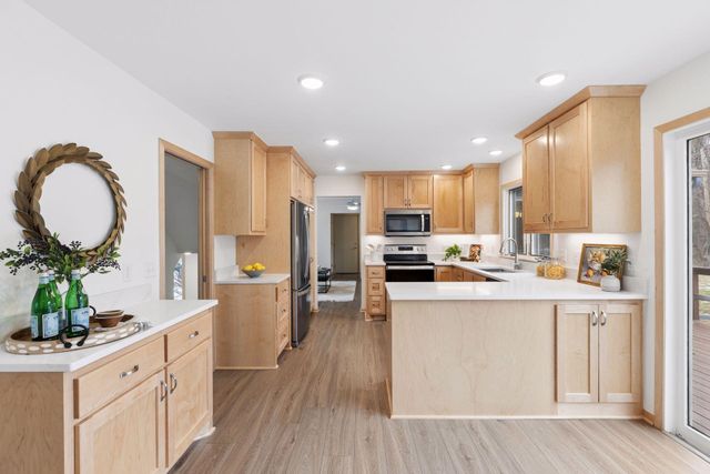 972 Lydia Drive W, Roseville, MN 55113