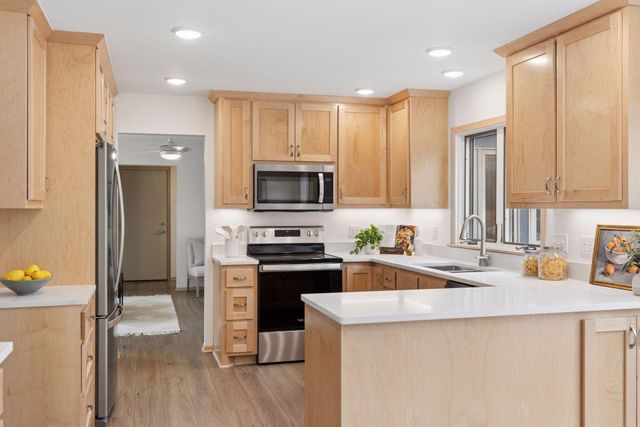 972 Lydia Drive W, Roseville, MN 55113