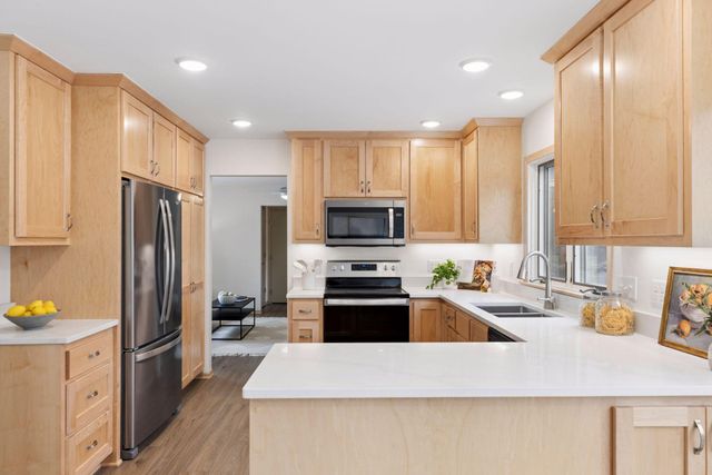 972 Lydia Drive W, Roseville, MN 55113