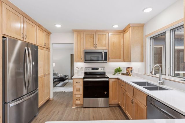 972 Lydia Drive W, Roseville, MN 55113