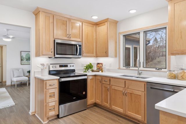 972 Lydia Drive W, Roseville, MN 55113