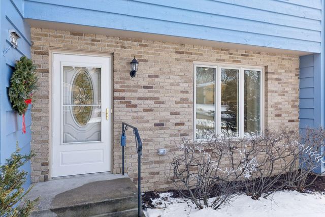 972 Lydia Drive W, Roseville, MN 55113