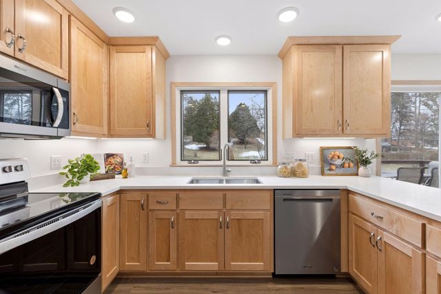 972 Lydia Drive W, Roseville, MN 55113