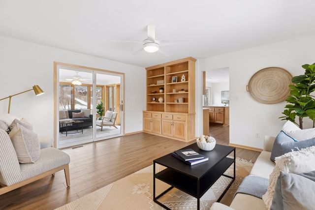 972 Lydia Drive W, Roseville, MN 55113