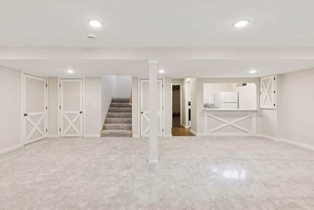 972 Lydia Drive W, Roseville, MN 55113