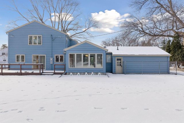 972 Lydia Drive W, Roseville, MN 55113