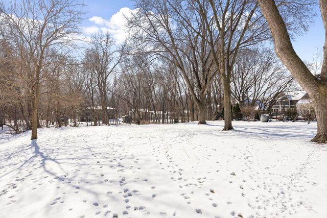 972 Lydia Drive W, Roseville, MN 55113