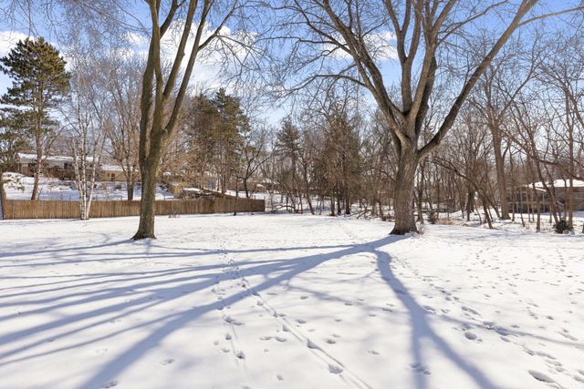 972 Lydia Drive W, Roseville, MN 55113