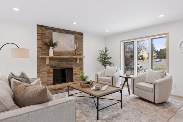 972 Lydia Drive W, Roseville, MN 55113