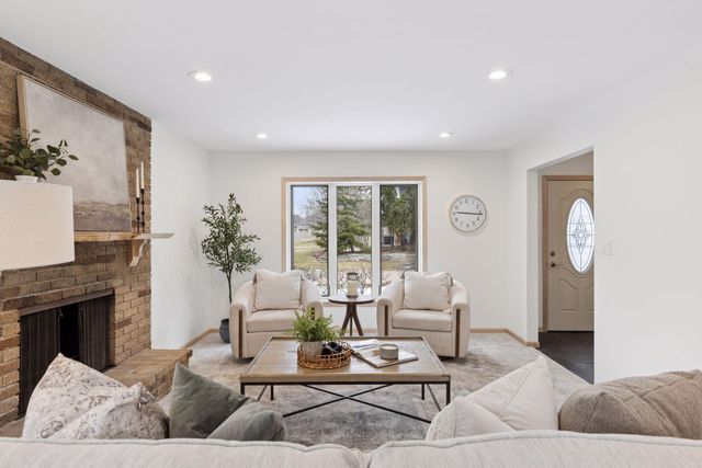 972 Lydia Drive W, Roseville, MN 55113