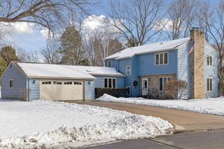 972 Lydia Drive W, Roseville, MN 55113