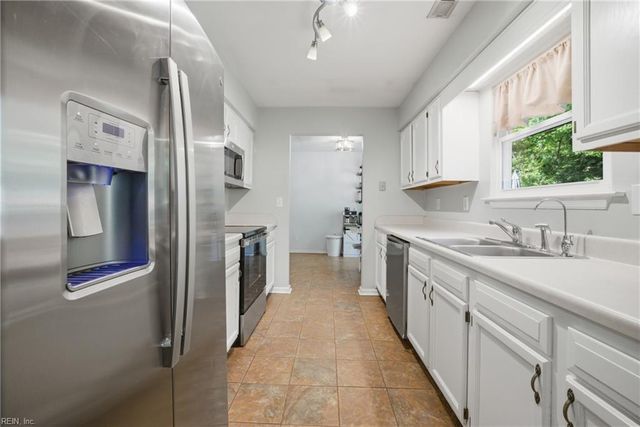 208 Terwillinger RD, Chesapeake, VA 23323
