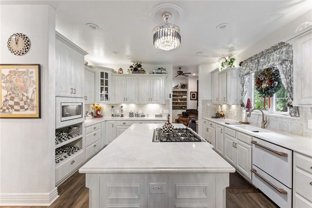 16 Berrydale Lane, Bella Vista, AR 72715