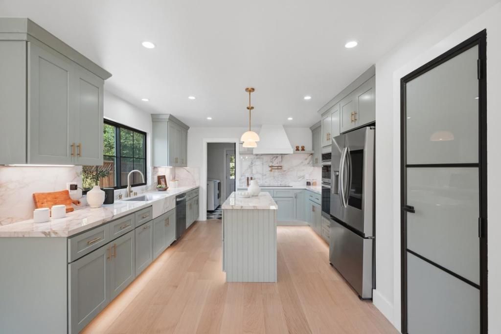 Image 10 of property listing at 400 Patrick Way, Los Altos, CA 94022