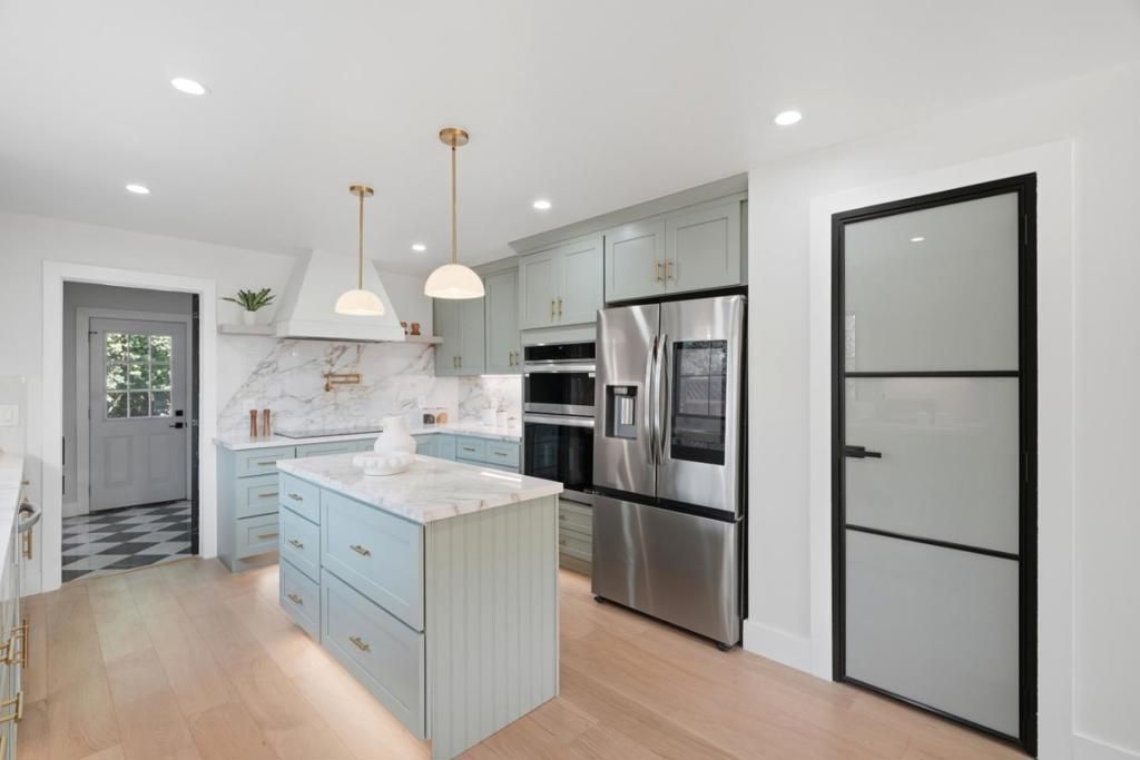 Image 11 of property listing at 400 Patrick Way, Los Altos, CA 94022