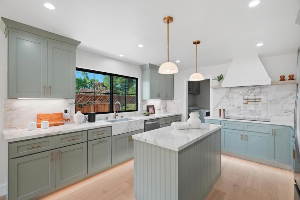 Image 12 of property listing at 400 Patrick Way, Los Altos, CA 94022