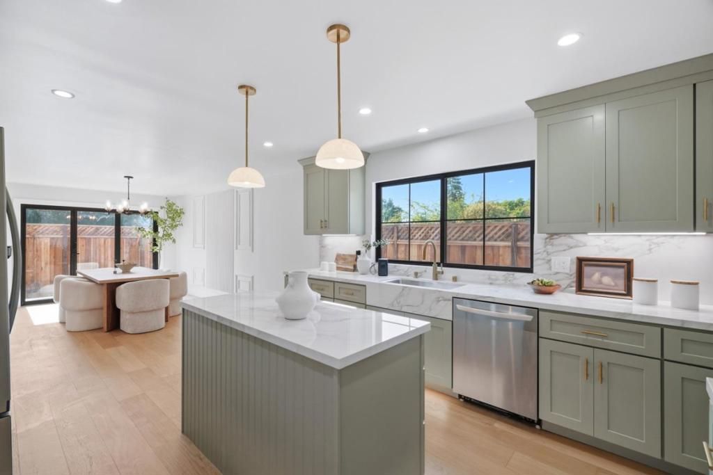 Image 13 of property listing at 400 Patrick Way, Los Altos, CA 94022