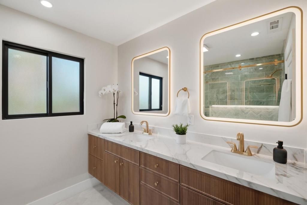Image 19 of property listing at 400 Patrick Way, Los Altos, CA 94022