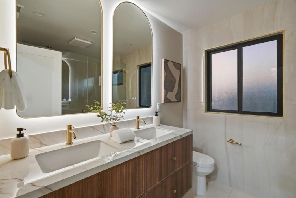 Image 21 of property listing at 400 Patrick Way, Los Altos, CA 94022