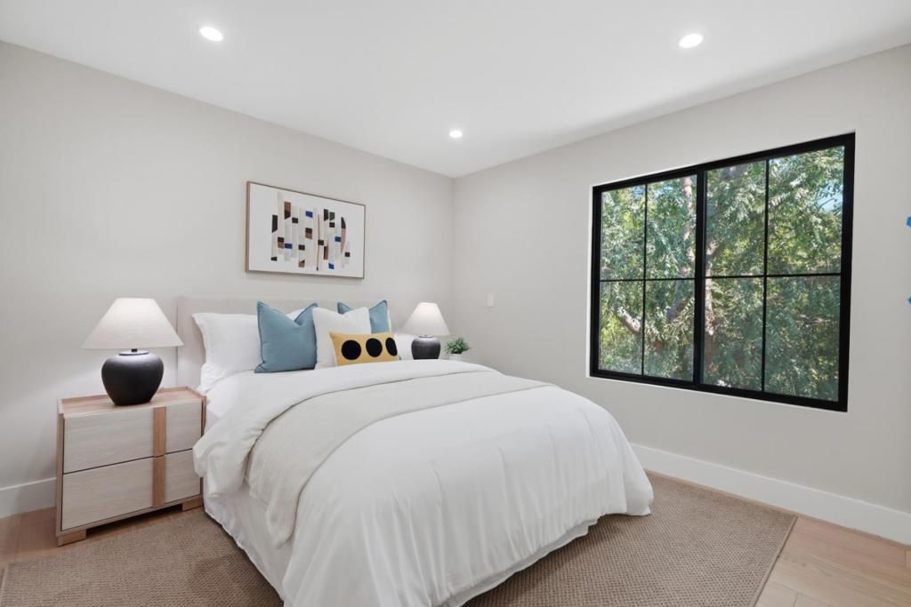 Image 24 of property listing at 400 Patrick Way, Los Altos, CA 94022