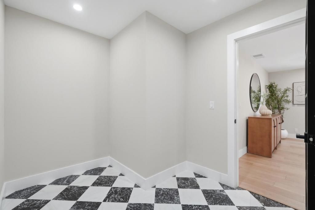 Image 26 of property listing at 400 Patrick Way, Los Altos, CA 94022