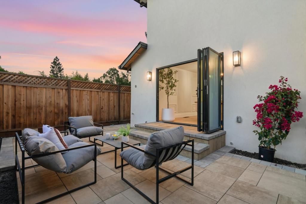 Image 28 of property listing at 400 Patrick Way, Los Altos, CA 94022