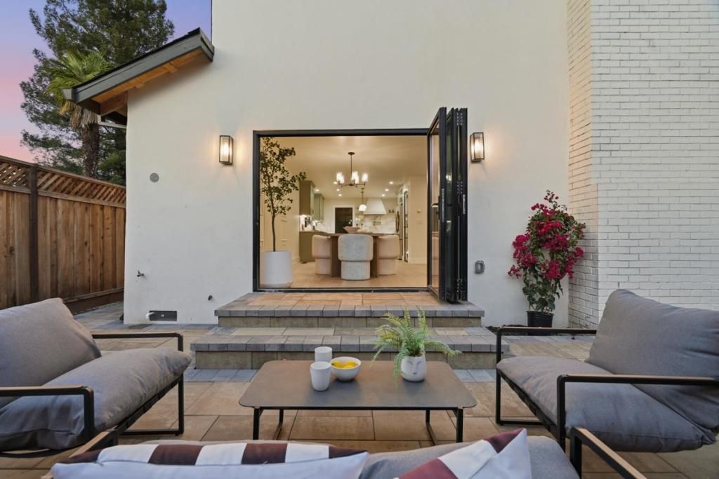 Image 29 of property listing at 400 Patrick Way, Los Altos, CA 94022
