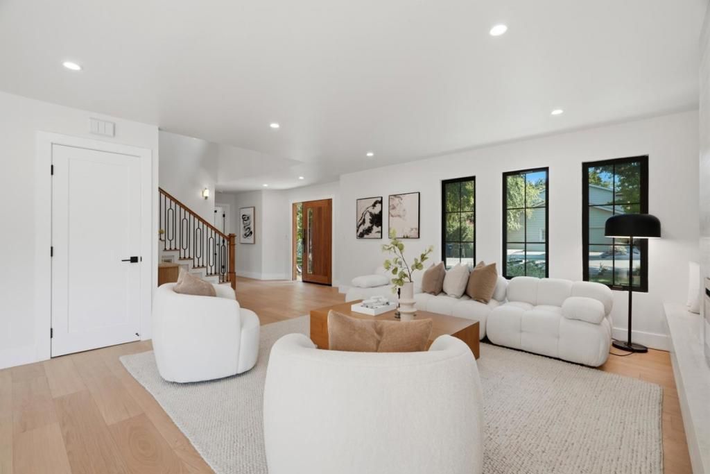 Image 5 of property listing at 400 Patrick Way, Los Altos, CA 94022