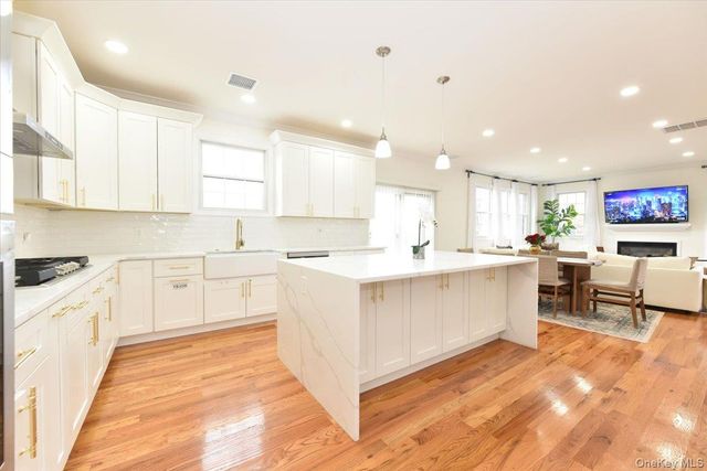 551 Grand Avenue, Lindenhurst, NY 11757