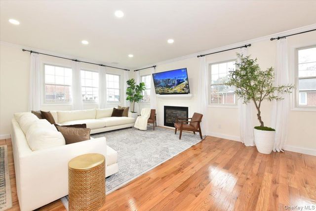 551 Grand Avenue, Lindenhurst, NY 11757