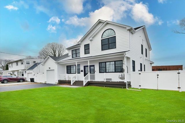 551 Grand Avenue, Lindenhurst, NY 11757