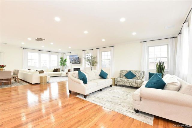 551 Grand Avenue, Lindenhurst, NY 11757