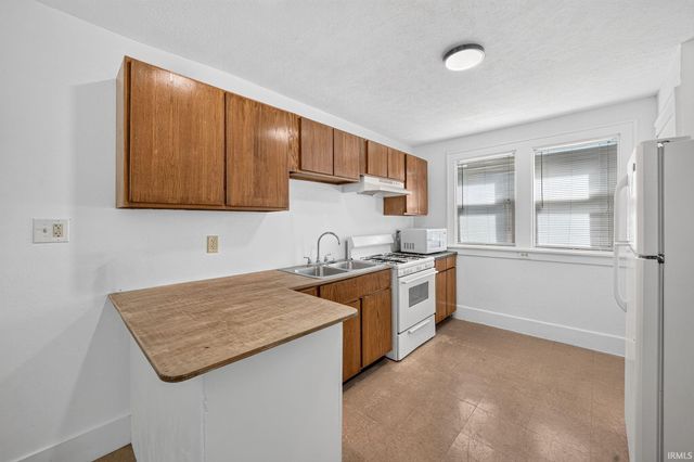 1022 Diamond Avenue, South Bend, IN 46628