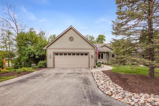 533 White Oak TRAIL, Hartland, WI 53029