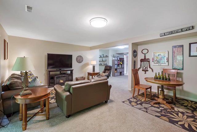 533 White Oak TRAIL, Hartland, WI 53029