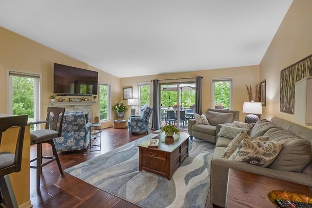 533 White Oak TRAIL, Hartland, WI 53029
