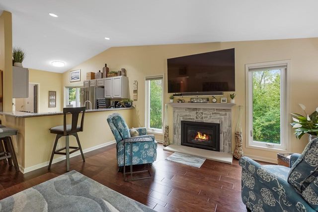 533 White Oak TRAIL, Hartland, WI 53029
