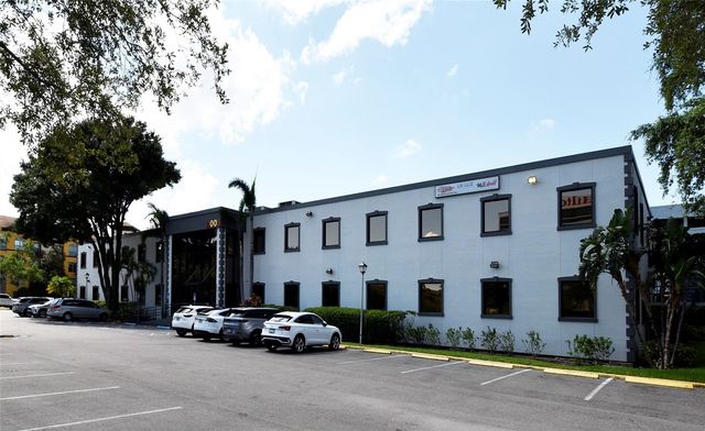 2005 PAN AM CIRCLE, Tampa, FL 33607