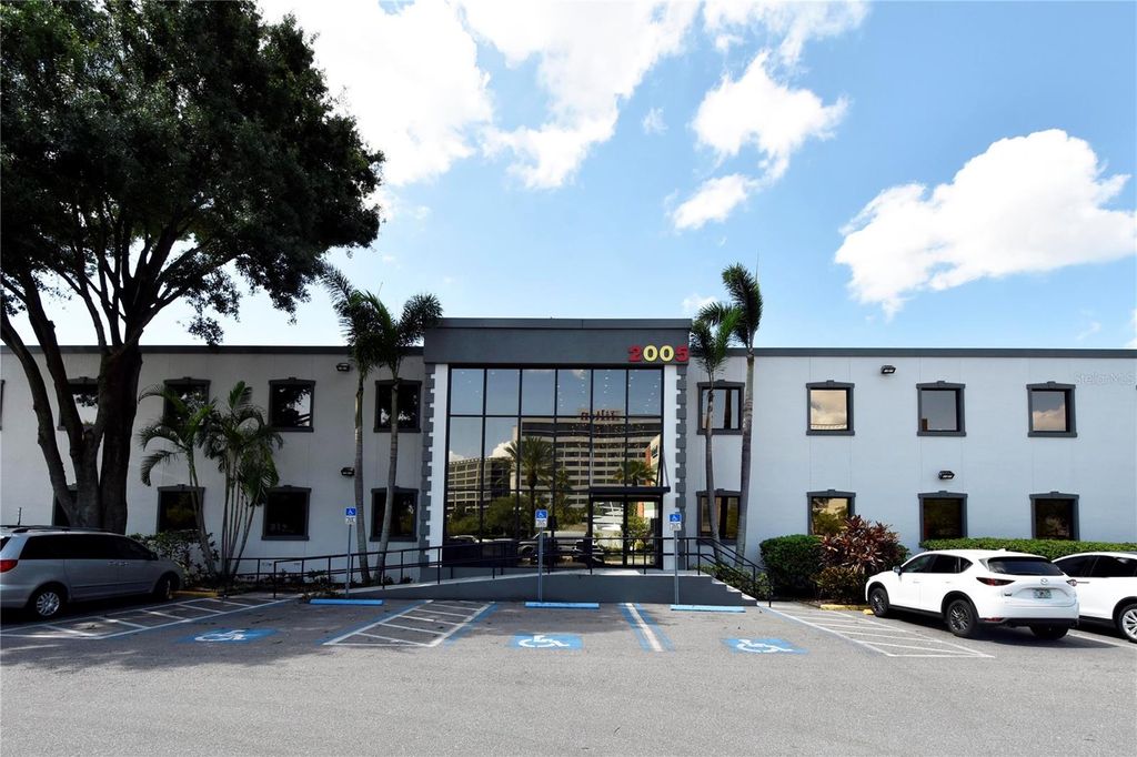 2005 PAN AM CIRCLE, Tampa, FL 33607