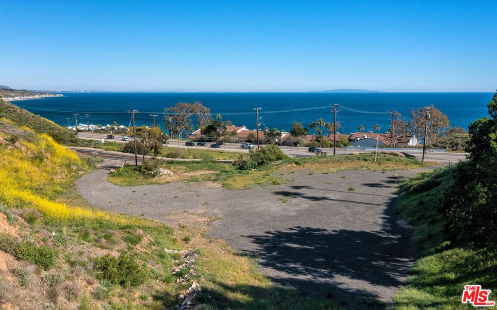 Image 3 of property listing at 6445 Latigo Canyon Road, Malibu, CA 90265