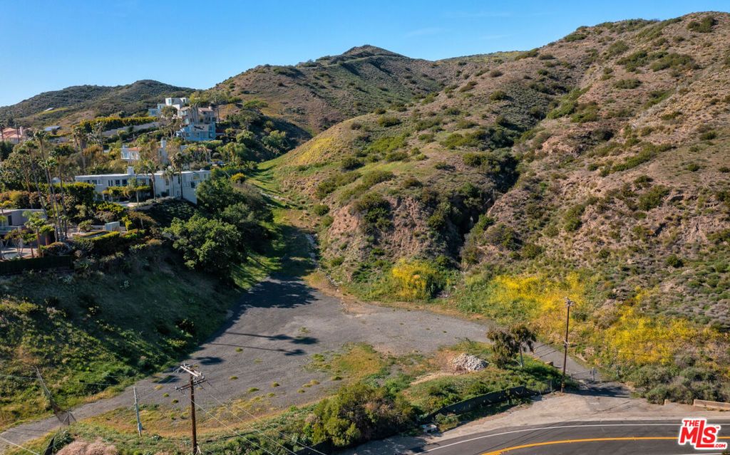 Image 5 of property listing at 6445 Latigo Canyon Road, Malibu, CA 90265